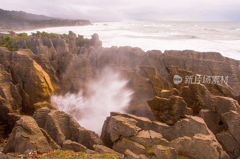 Punakaiki 11号的煎饼石喷水孔